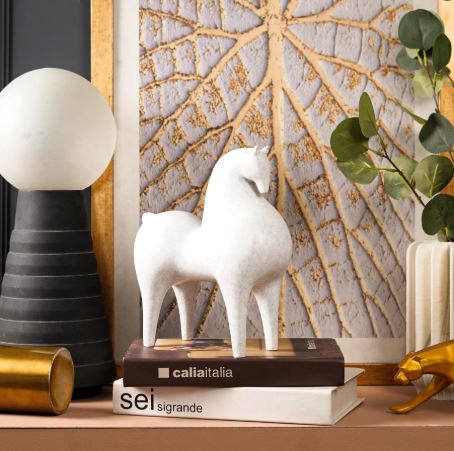 Curvatura Equestrian: Horse Accent