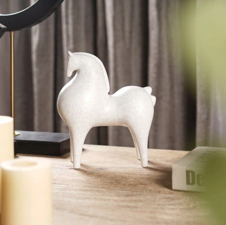 Curvatura Equestrian: Horse Accent