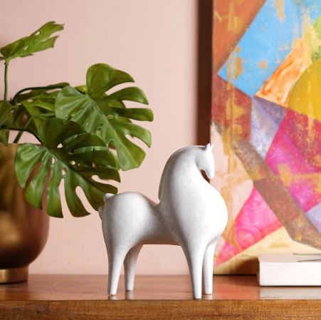 Curvatura Equestrian: Horse Accent