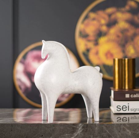 Curvatura Equestrian: Horse Accent