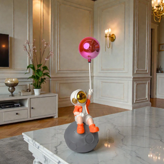 Royal Astronaut With Balloon Showpiece