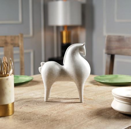 Curvatura Equestrian: Horse Accent