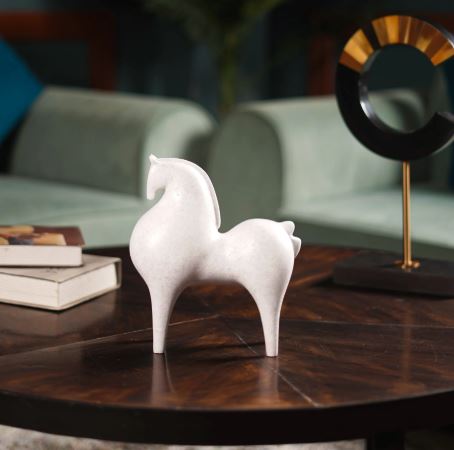 Curvatura Equestrian: Horse Accent