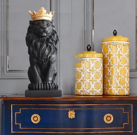 Nordic Minimalist Regal Lion